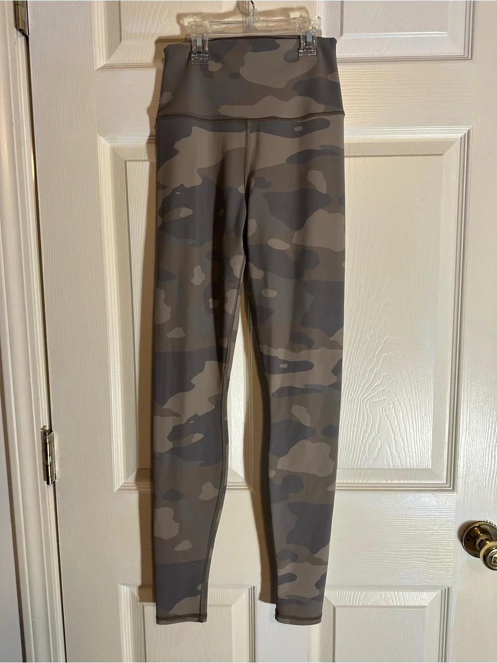 ALO Yoga High-Waist Camo Leggings in Taupe and Gray